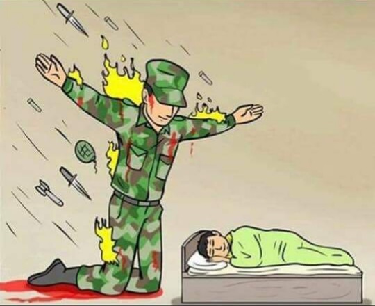 Soldado Protegendo Criança Dormindo